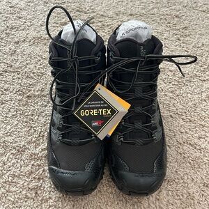 Ultra Raptor II Mid GTX Hiking Boots: Size 7M/8W